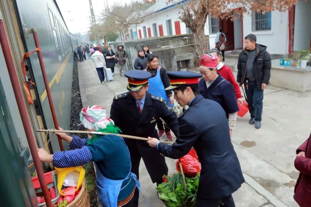 铁路小站的年味：贴对联、挂中国结，他们如何把车站变成温馨的家？  第2张
