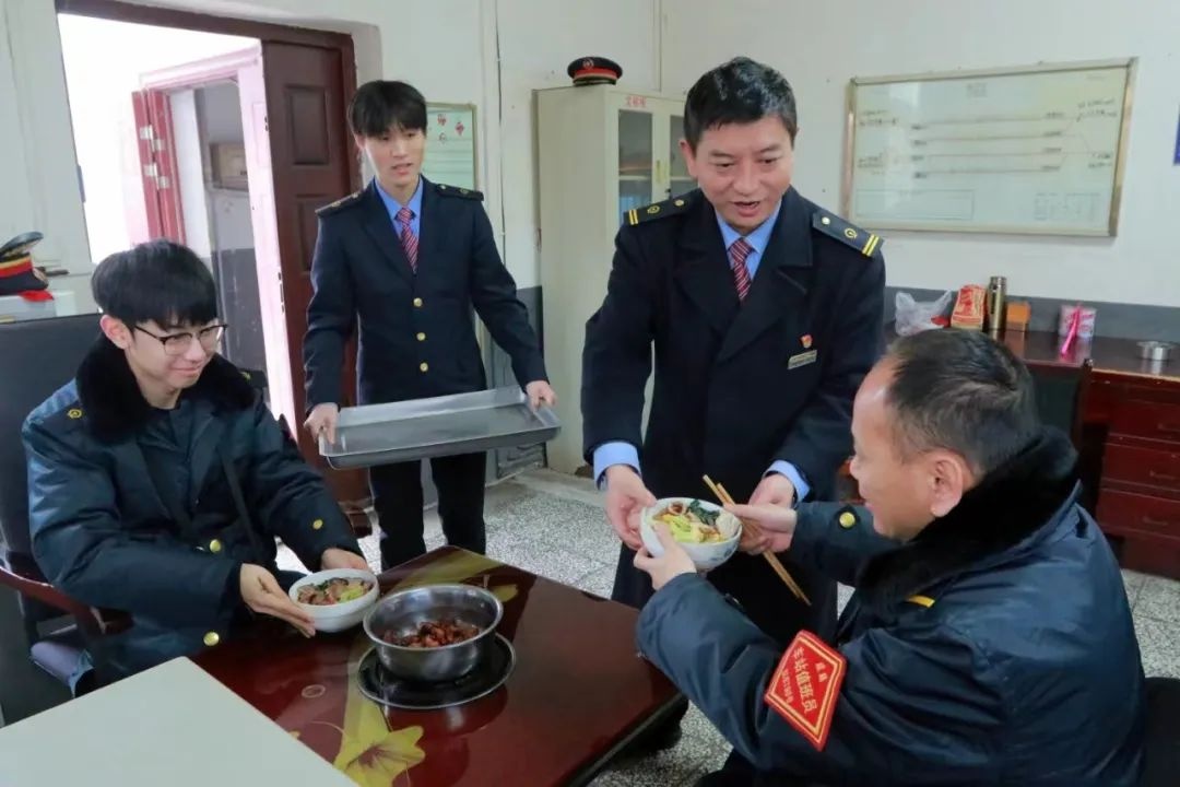 铁路小站的年味：贴对联、挂中国结，他们如何把车站变成温馨的家？  第3张