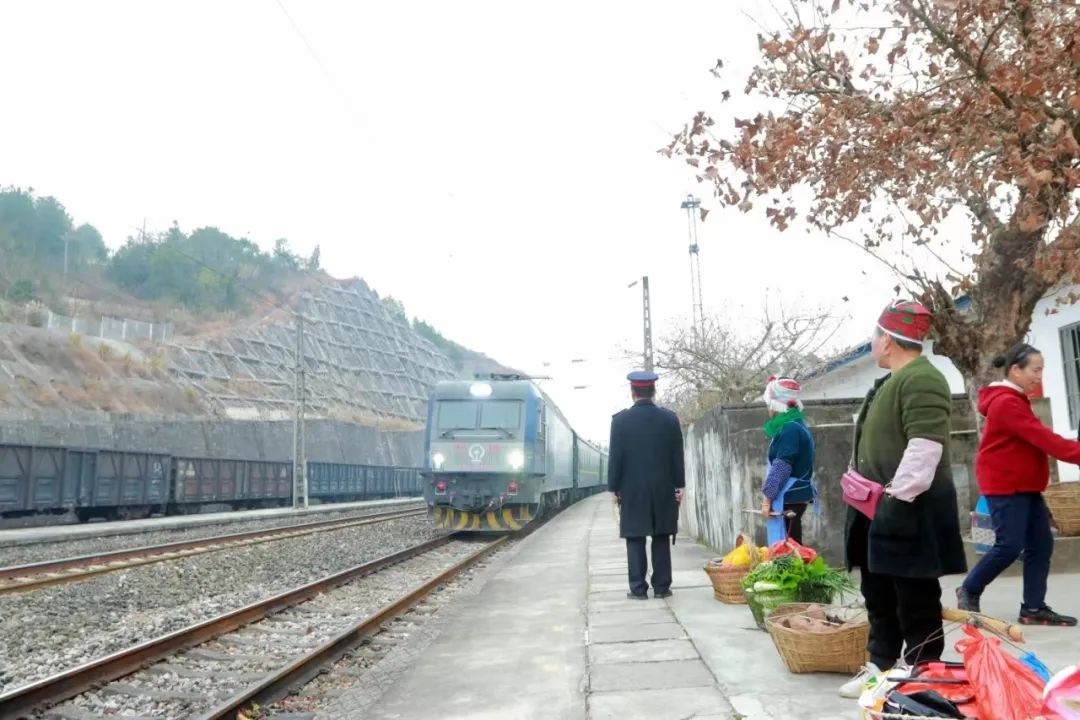 铁路小站的年味：贴对联、挂中国结，他们如何把车站变成温馨的家？  第4张