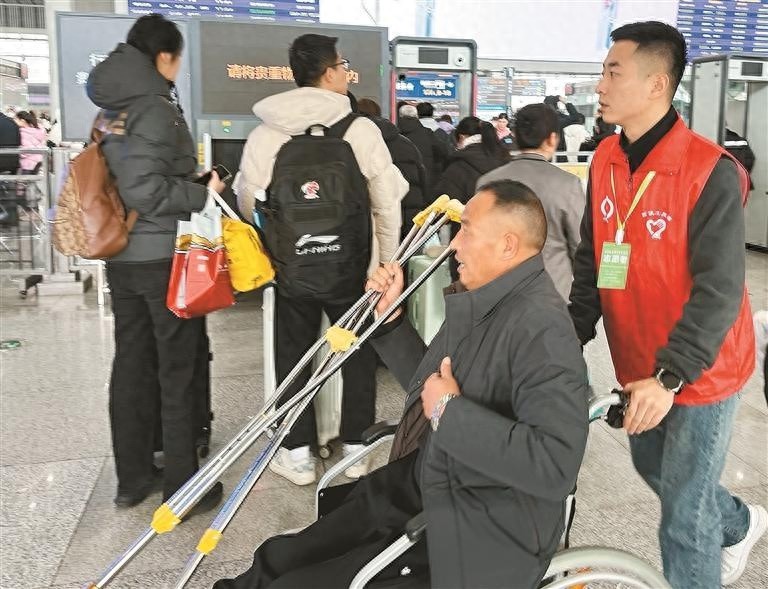 春运期间，380名大学生志愿者如何用45028小时温暖旅客的旅途？