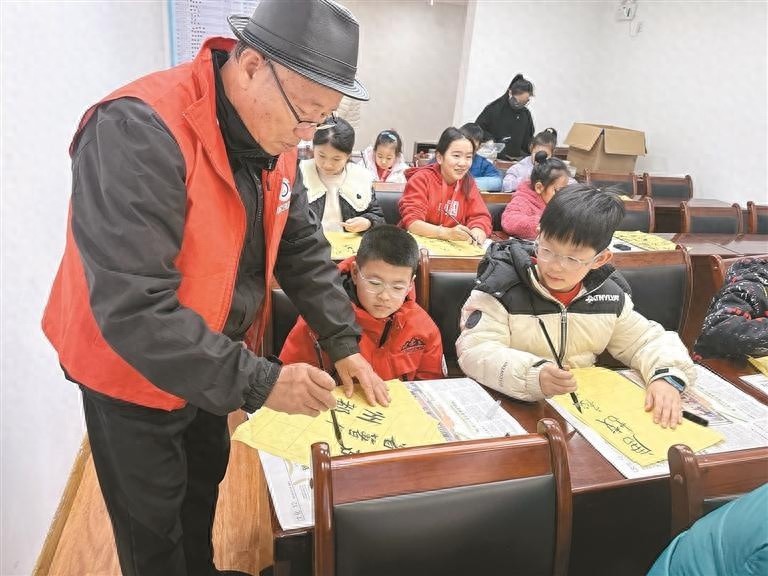 书法课堂竟让孩子们化身小小书法家，你家的孩子也能做到吗？  第1张