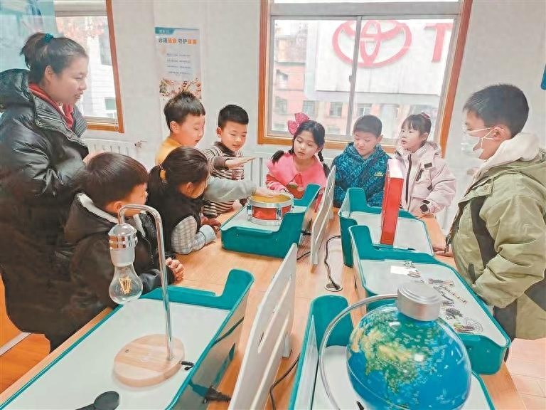 孩子们在科普馆里发现了什么？静电效应让他们惊叹不已