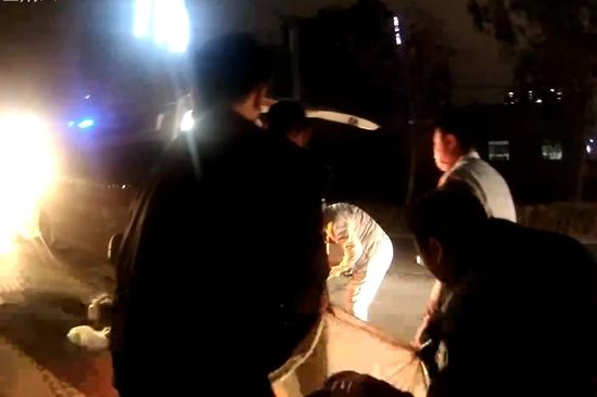 寒冬刺骨，民警无畏跳河救人！你相信这样的英雄就在身边吗？  第4张