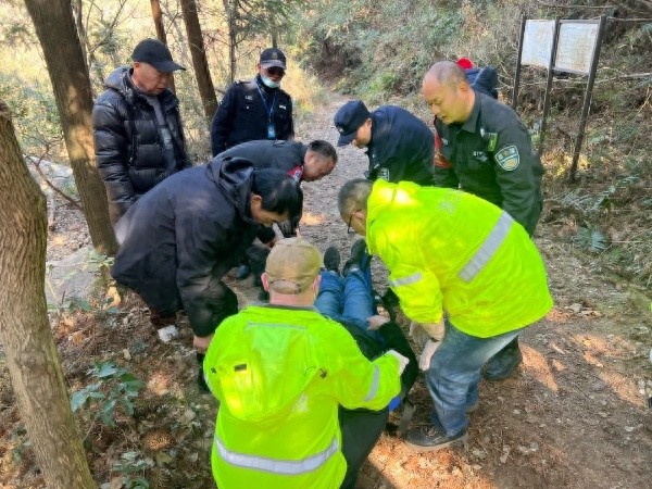 惊险救援！200斤壮汉山顶受伤，民警如何化险为夷？