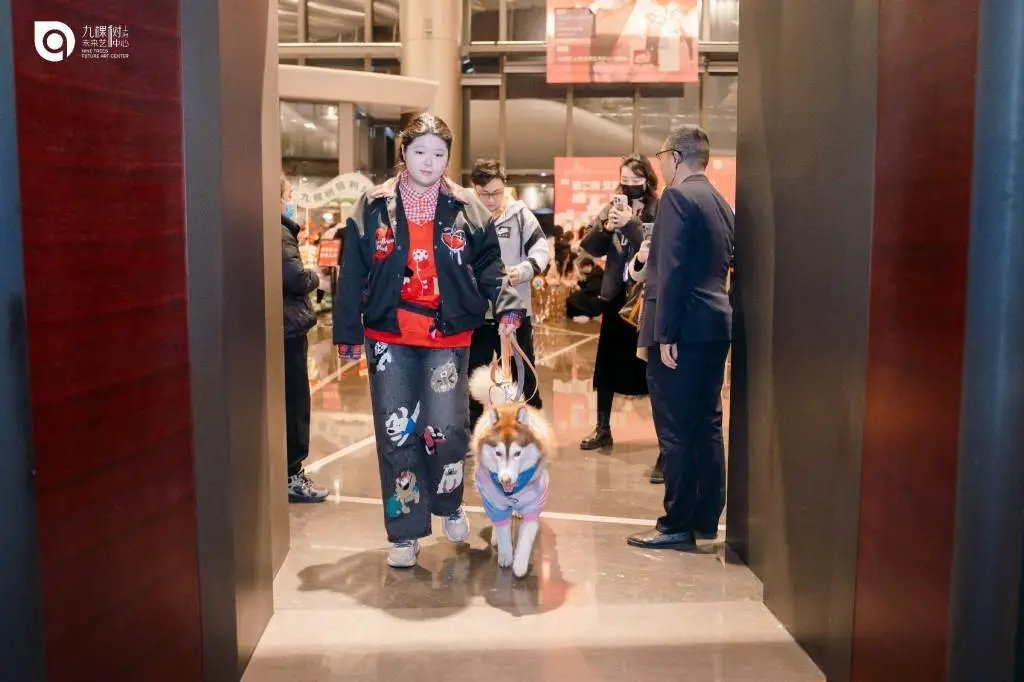 医疗辅助犬首次踏入剧场，九棵树（上海）未来艺术中心开创先例