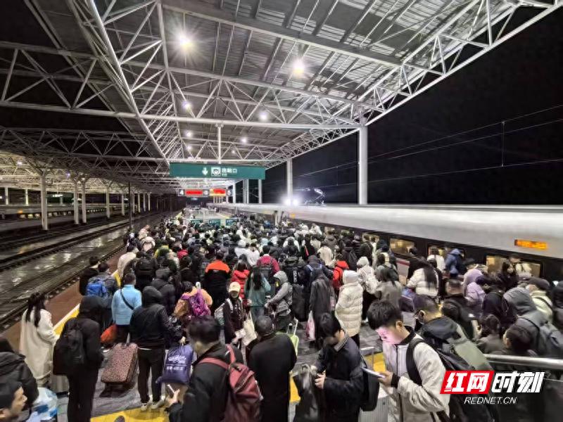 岳阳东站春运大揭秘：157.4万人次如何顺利出行？  第1张