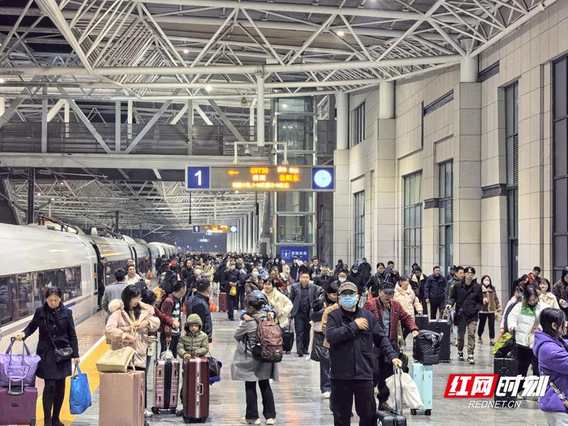 岳阳东站春运大揭秘：157.4万人次如何顺利出行？  第2张