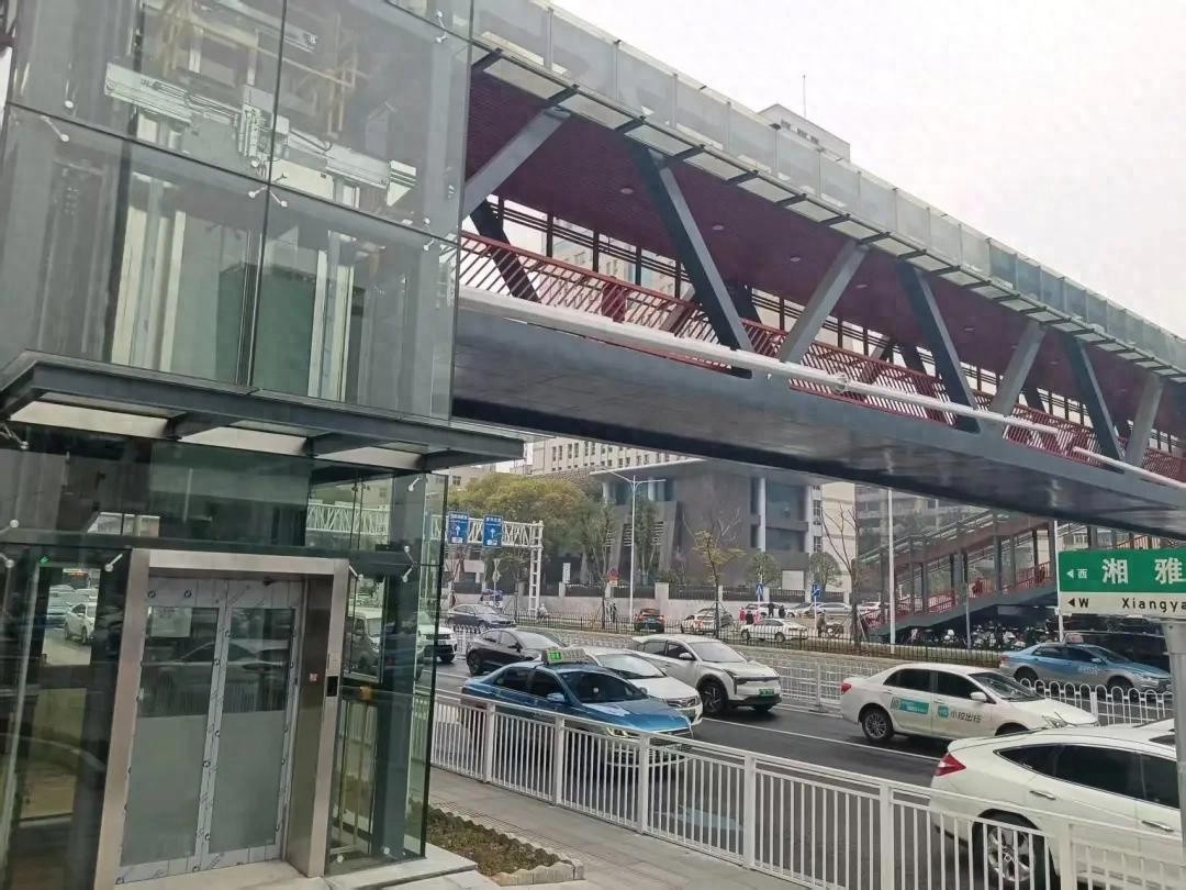 湘雅医院天桥电梯为何半年未启用？患者出行难题何时解  第1张