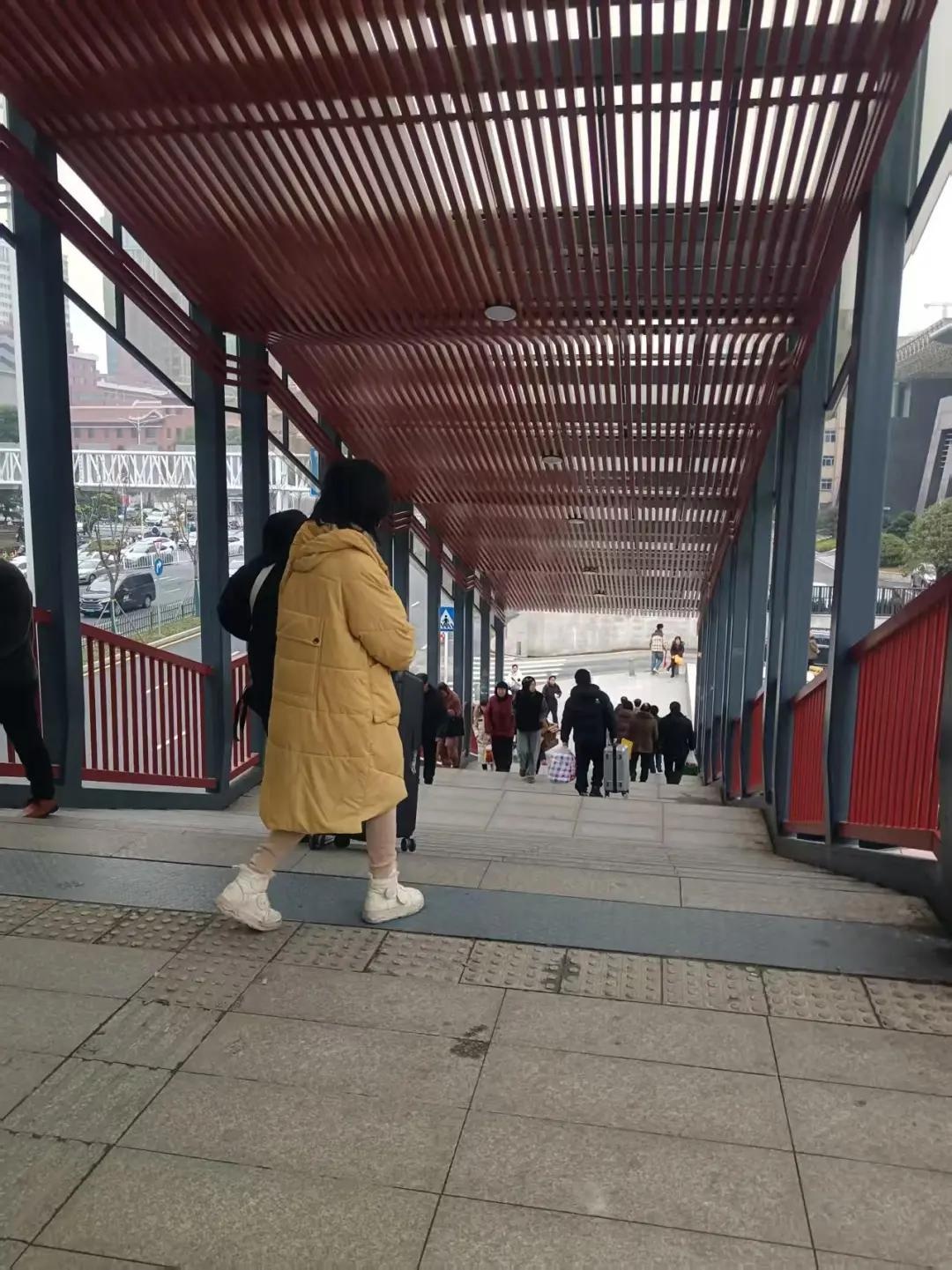 湘雅医院天桥电梯为何半年未启用？患者出行难题何时解  第4张