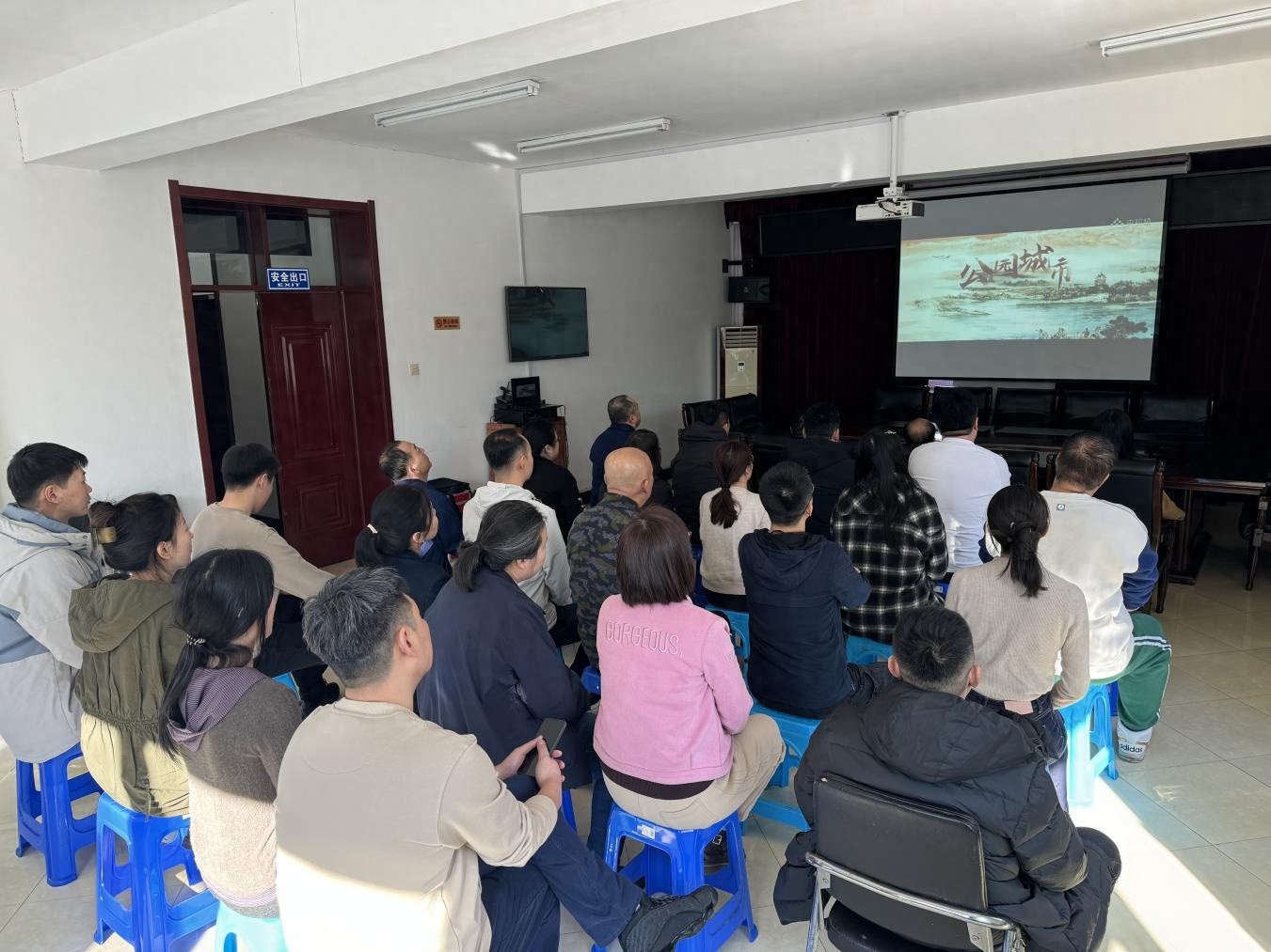 长春南湖公园全员观看公园城市纪录片，探索城市发展新理念