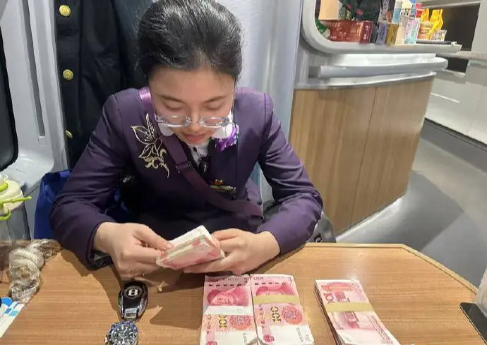 四万元现金、劳力士手表、宾利车钥匙全丢了！高铁上究竟发生了什么？