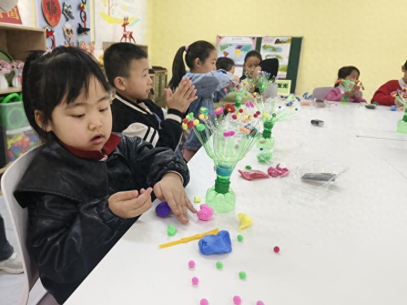 孩子们如何用废旧塑料瓶创造美丽花瓶？看看他们的环保创意之旅