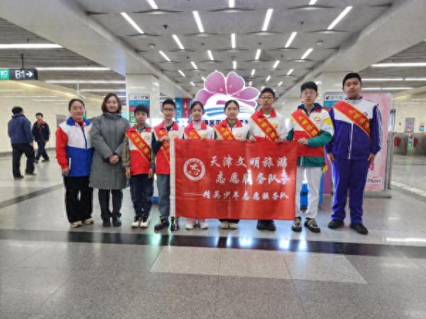 天津地铁站惊现精英少年队！他们究竟在做什么？  第1张
