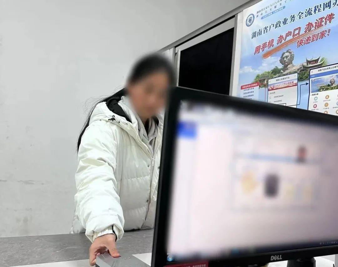 警灯下的温暖守护！周末他们也在岗，你遇到了吗？