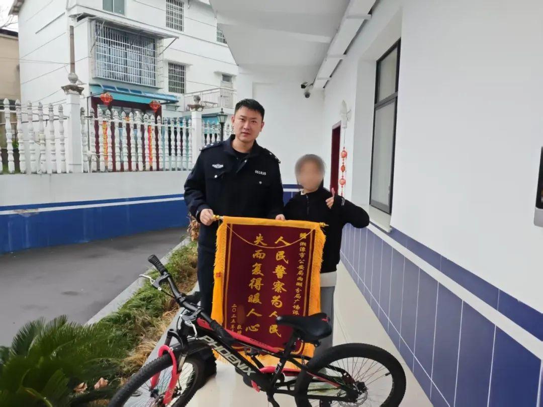 警灯下的温暖守护！周末他们也在岗，你遇到了吗？  第2张