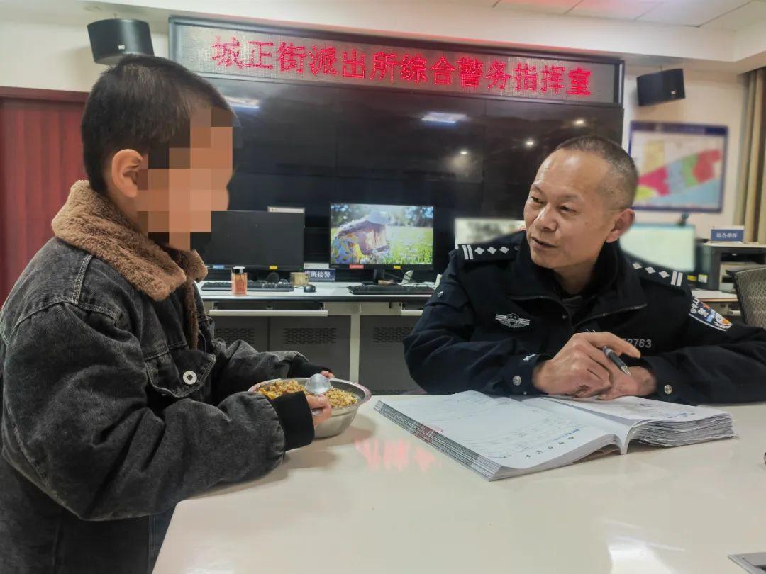 警灯下的温暖守护！周末他们也在岗，你遇到了吗？  第3张