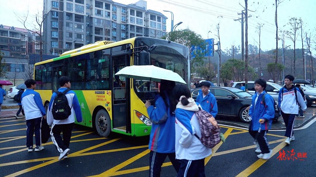 临武二中双休新政：城乡公交专线如何改变学生生活？