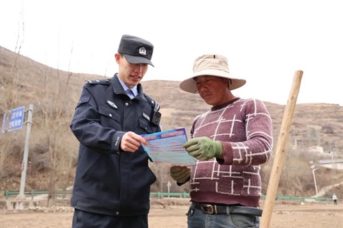 陇中春耕反诈宣传，民警如何让村民心里踏实？揭秘警民情深的背后故事  第2张