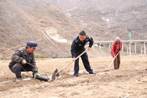陇中春耕反诈宣传，民警如何让村民心里踏实？揭秘警民情深的背后故事  第3张