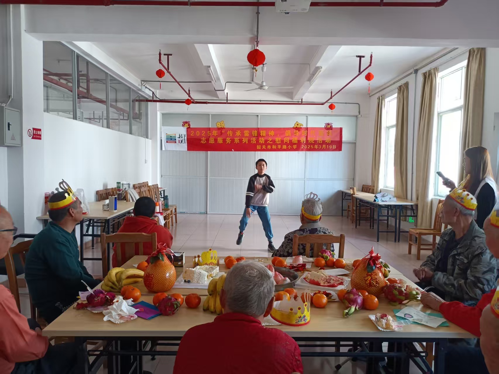 九旬老人为何眼角湿润？韶关市和平路小学师生带来春日温情盛会  第2张