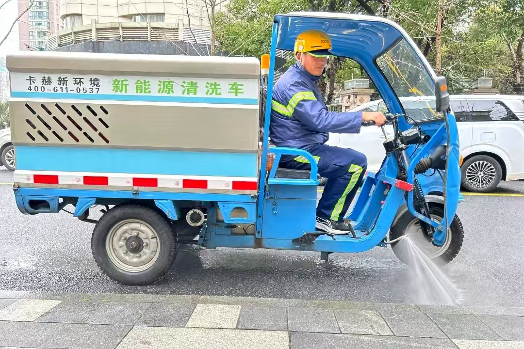 静音轮换新，环卫工人的清晨不再‘哐啷’！你注意到这些细节了吗？  第3张