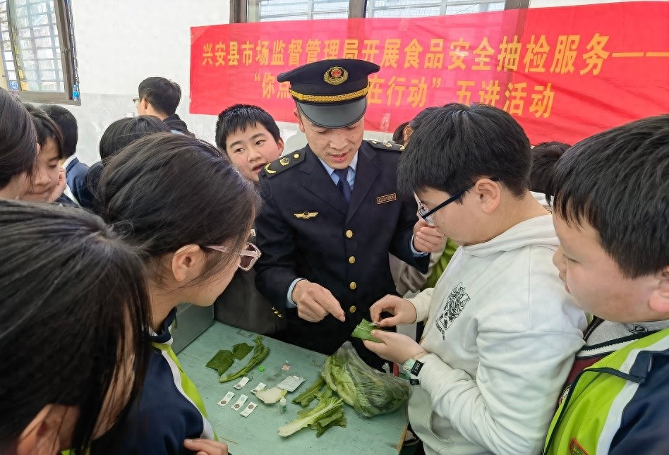 你知道辣条属于哪个颜色灯区的食物吗？小学生竟然也能成为安全侦察兵