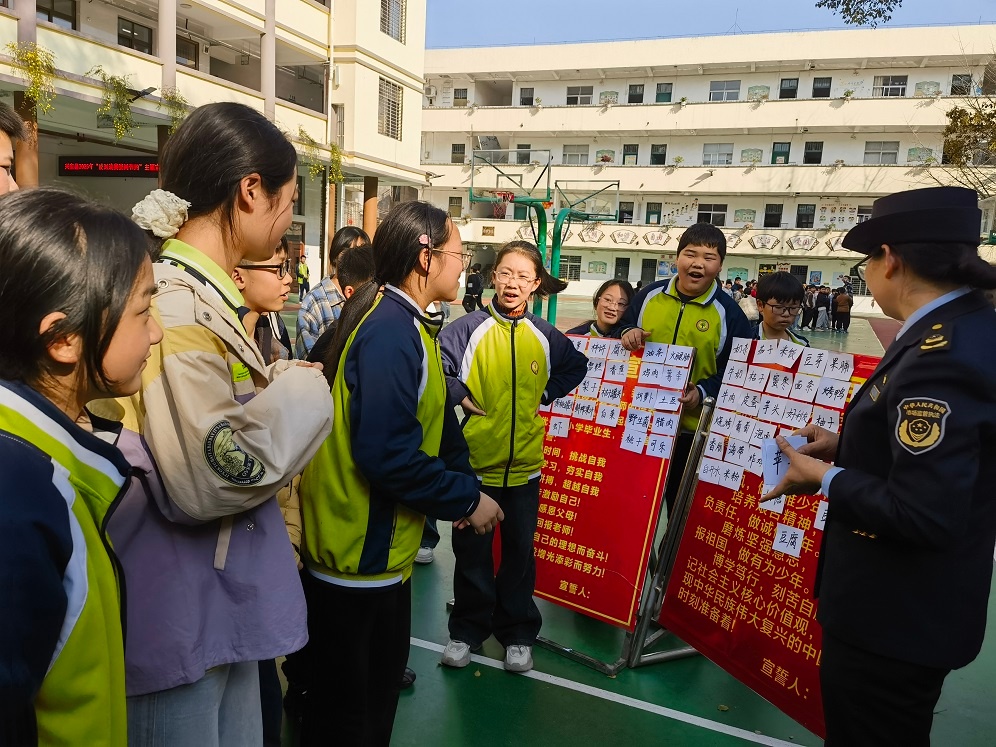 你知道辣条属于哪个颜色灯区的食物吗？小学生竟然也能成为安全侦察兵  第3张