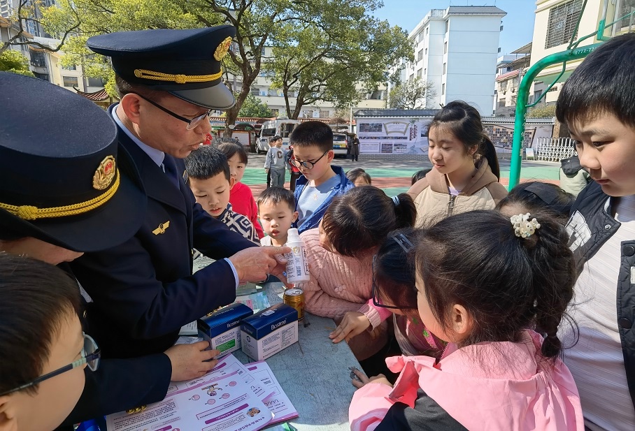 你知道辣条属于哪个颜色灯区的食物吗？小学生竟然也能成为安全侦察兵  第4张