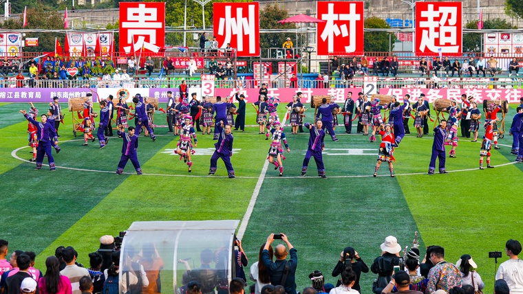 墨江双胞胎足球队震撼登场！村超赛场为何变身民族联欢的欢乐海洋？  第5张