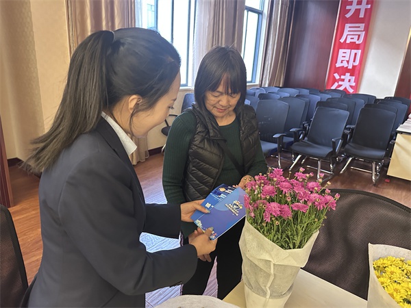 花香四溢中，女性如何轻松掌握金融知识？富滇银行临沧分行的创新活动揭秘  第3张
