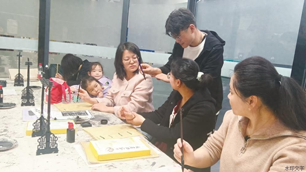 安宁街道首创社区书法公益课堂开课啦！你准备好挥毫泼墨感受传统文化魅力了吗？