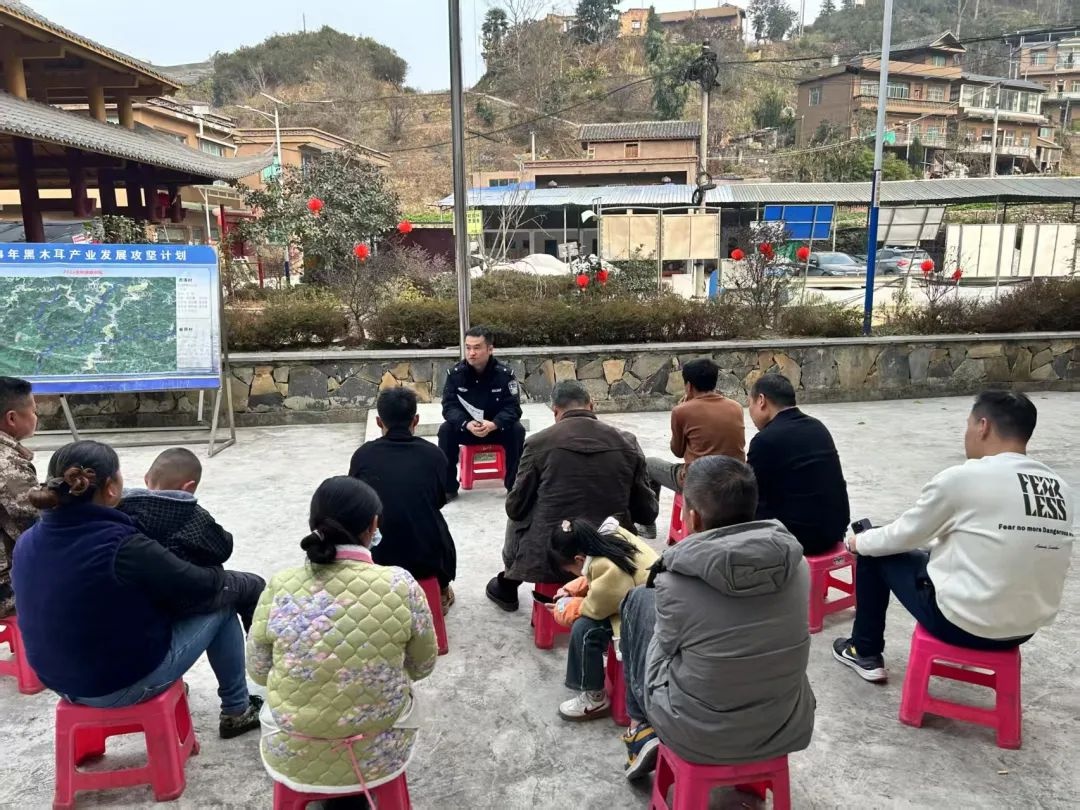 94版帅小伙陆芳：从辅警到民警，他如何化解村民水源争夺战？  第3张
