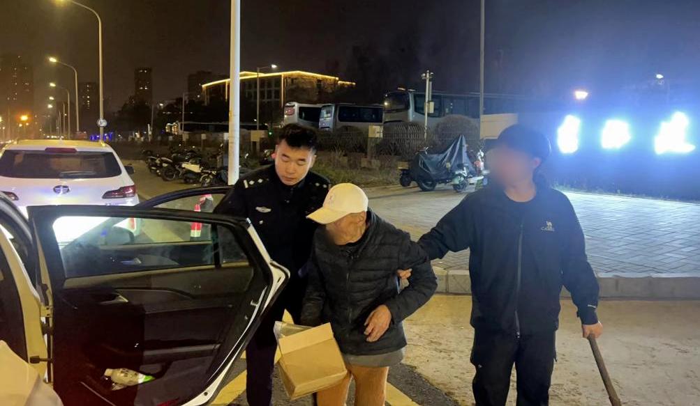 暖心！民警深夜救助迷路老人，一句关键信息助其回家  第2张