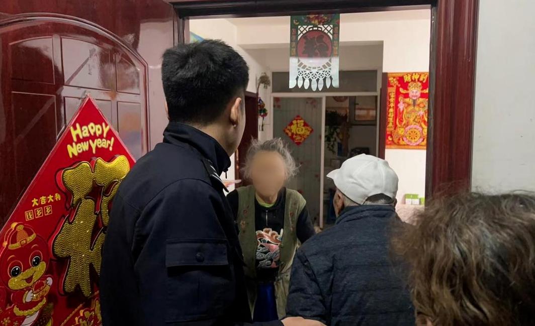 暖心！民警深夜救助迷路老人，一句关键信息助其回家  第3张
