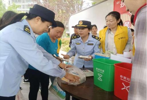 一节纽扣电池竟能污染60万升水？这场有害垃圾兑换活动让居民直呼‘既环保又实惠’  第2张