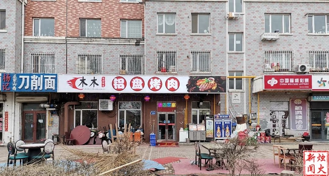 星空棚霸占人行道！木木铝盘烤肉店为何敢如此嚣张？