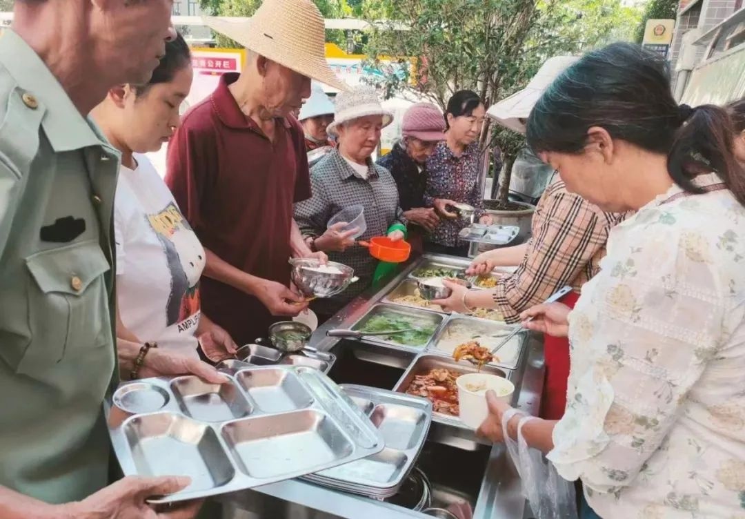 龙盘社区老年幸福食堂：顿顿热乎饭菜任选，老年人为何纷纷点赞？  第3张
