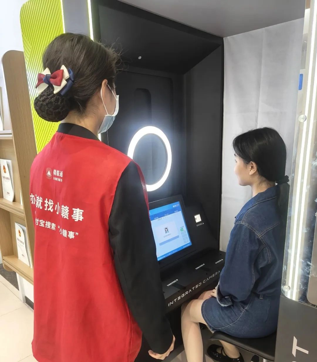 万载县政务服务中心新添神器！3分钟搞定证件照，再也不用跑照相馆了  第2张