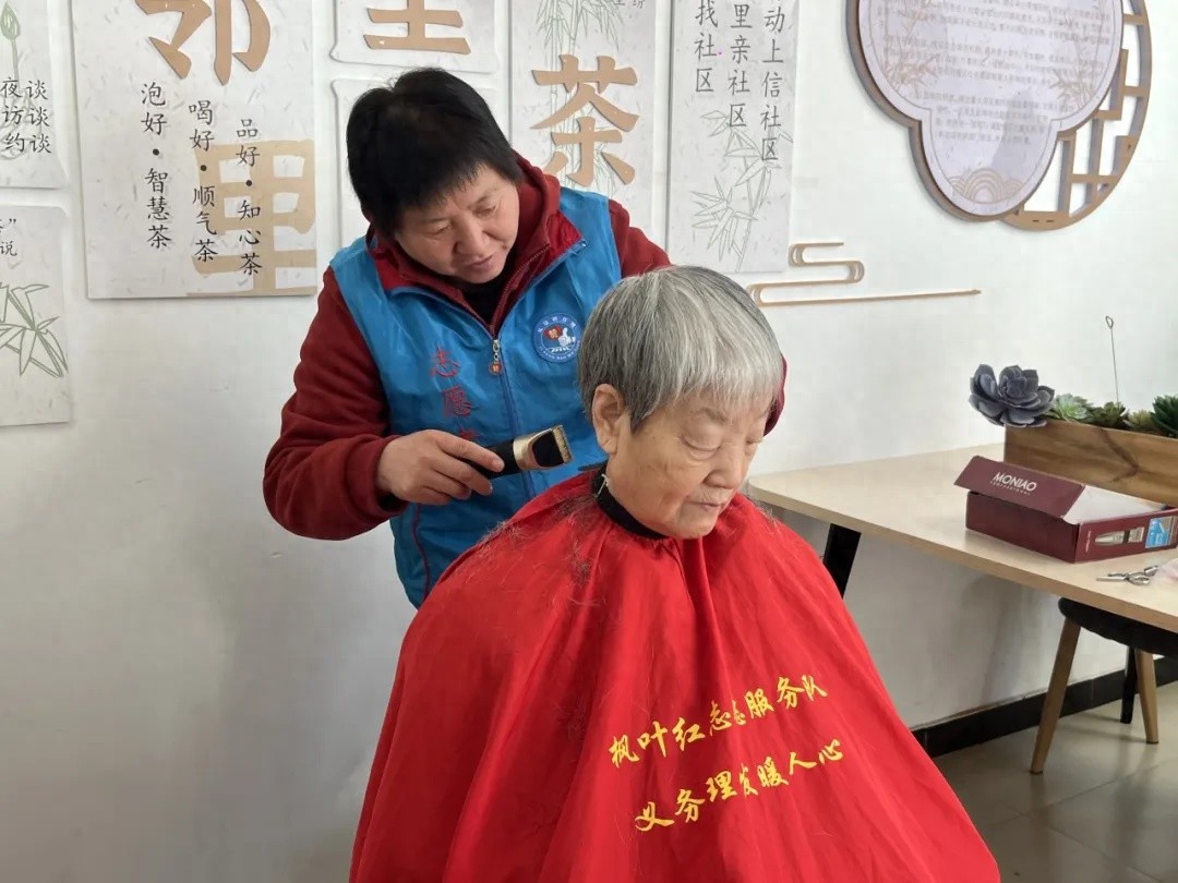 60岁志愿者孟春伶：几十年如一日义务理发巡逻，她的故事感动了你吗？
