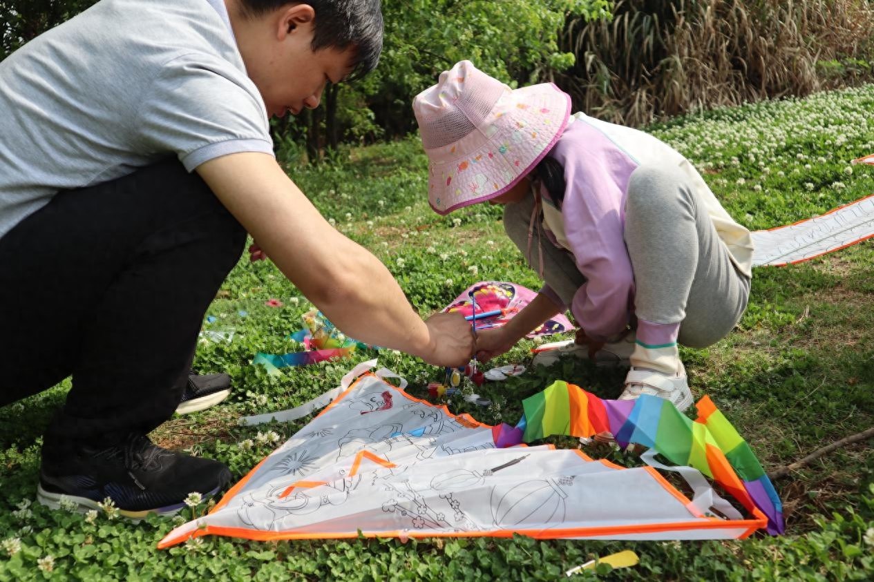废报纸变身创意风筝？佛祖岭街道这场活动让环保理念飞得更高  第1张