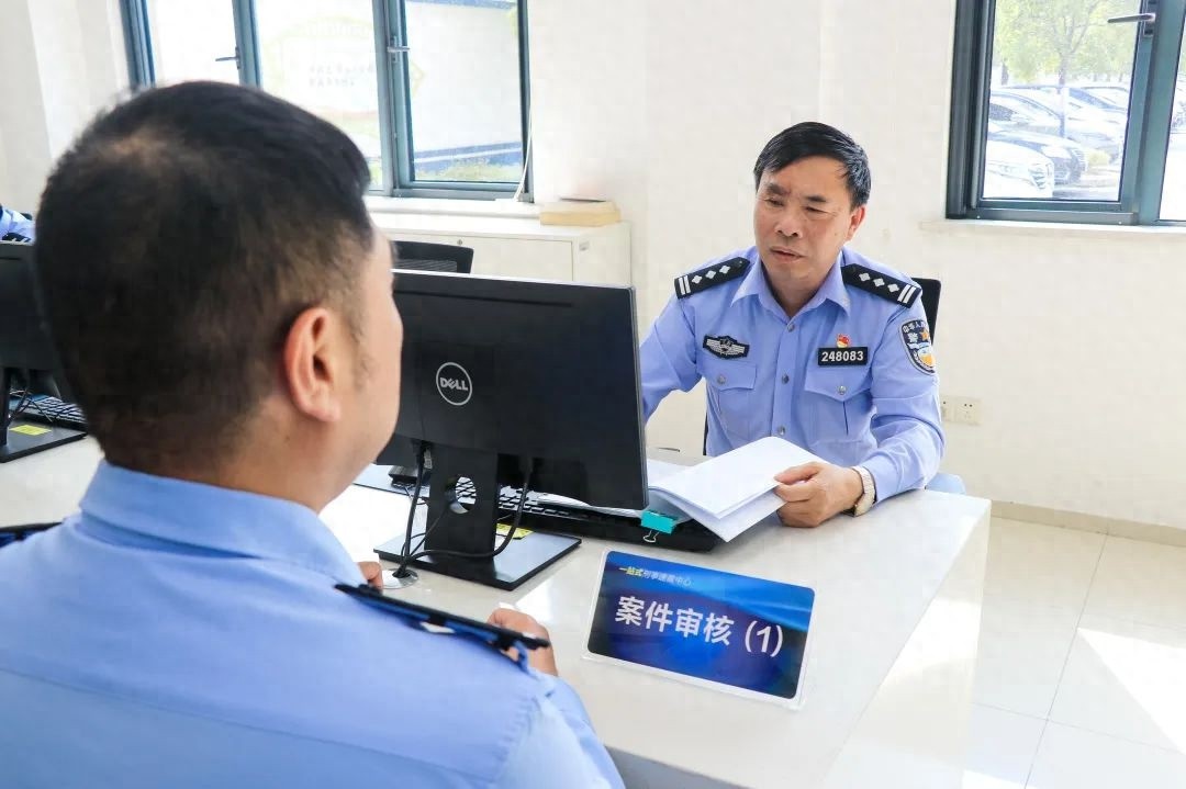 36年坚守法制一线！这位老民警纠正上万执法瑕疵，他是如何做到的？