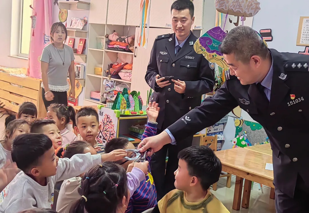 司法警察走进幼儿园，用藏蓝力量守护孩子成长！这堂防欺凌课你见过吗？  第2张