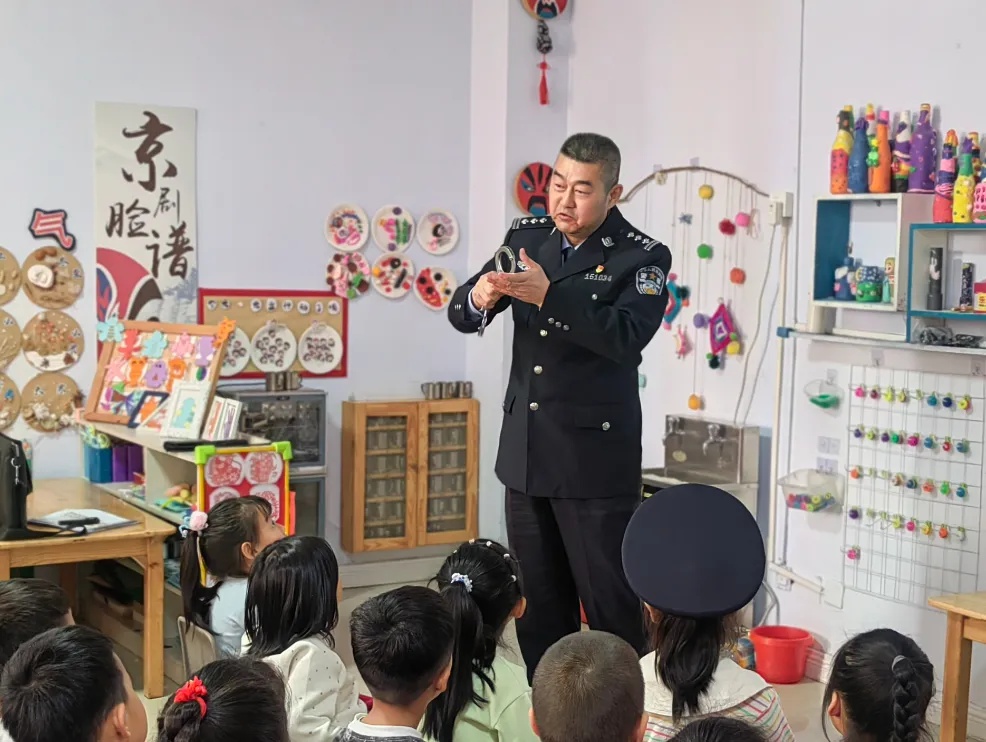司法警察走进幼儿园，用藏蓝力量守护孩子成长！这堂防欺凌课你见过吗？  第3张