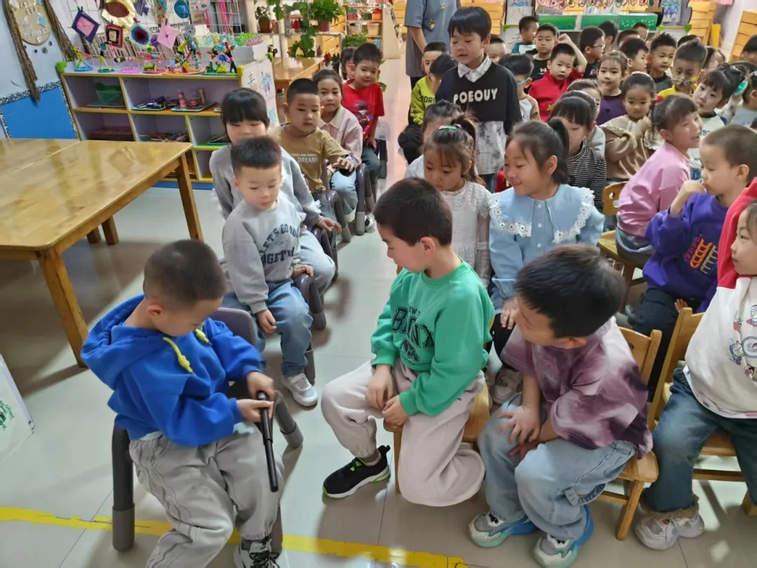 司法警察走进幼儿园，用藏蓝力量守护孩子成长！这堂防欺凌课你见过吗？  第7张
