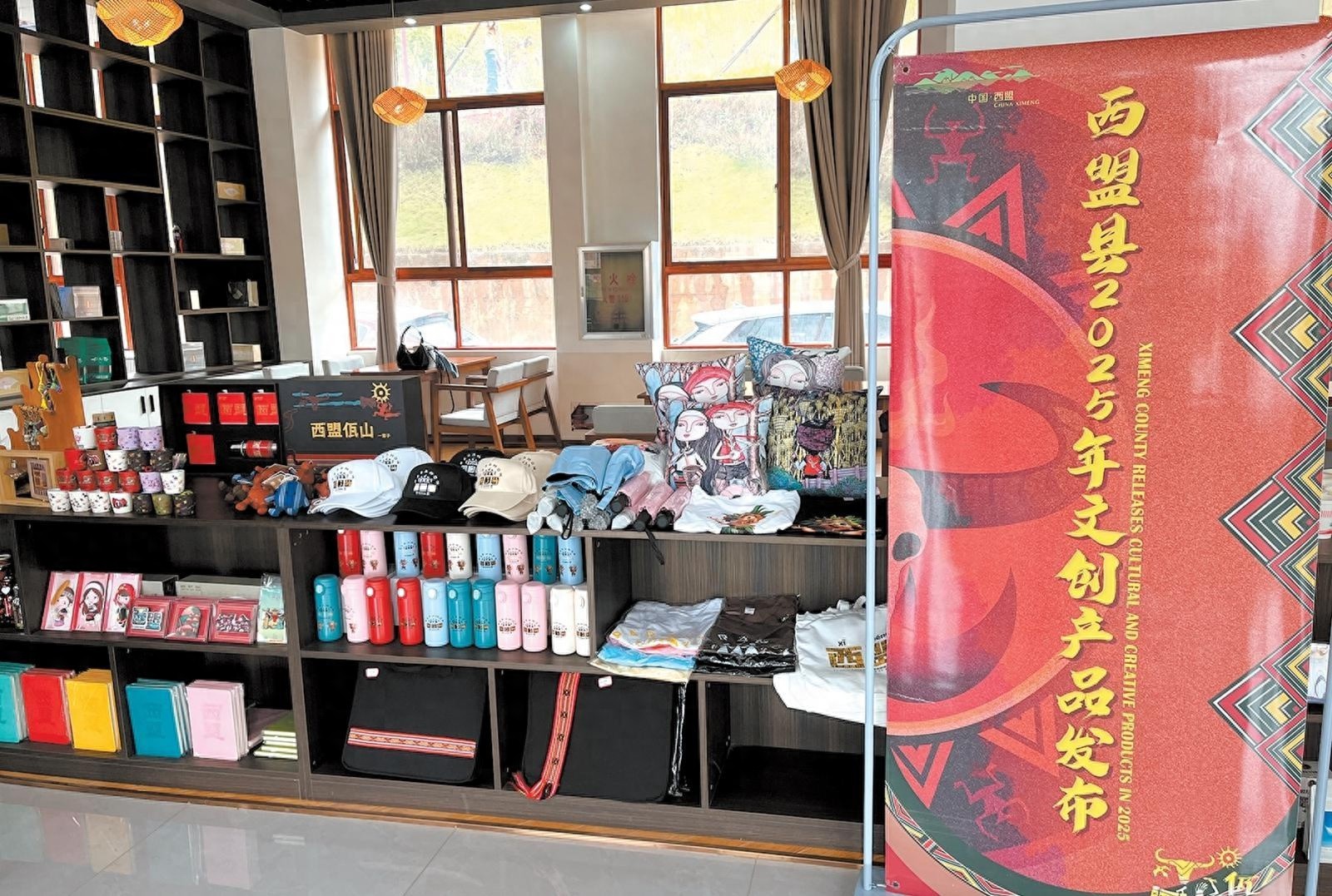 佤族织锦遇上咖啡渣？西盟60周年文创惊艳亮相，你见过这样的非遗创新吗