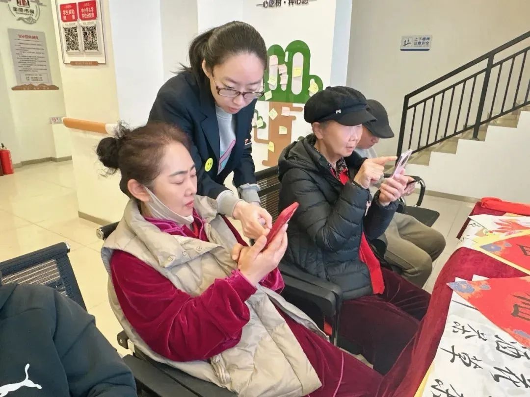 老年朋友也能玩转手机？大东区宝地社区教您轻松处理照片，年轻好几岁  第2张