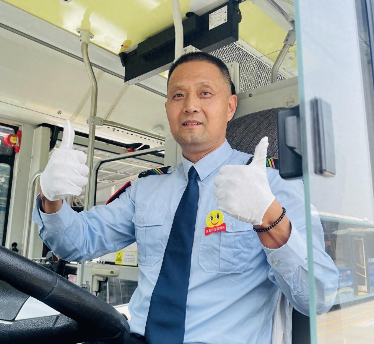 深圳巴士司机暖心举动感动全城！你见过这样的贴心服务吗？