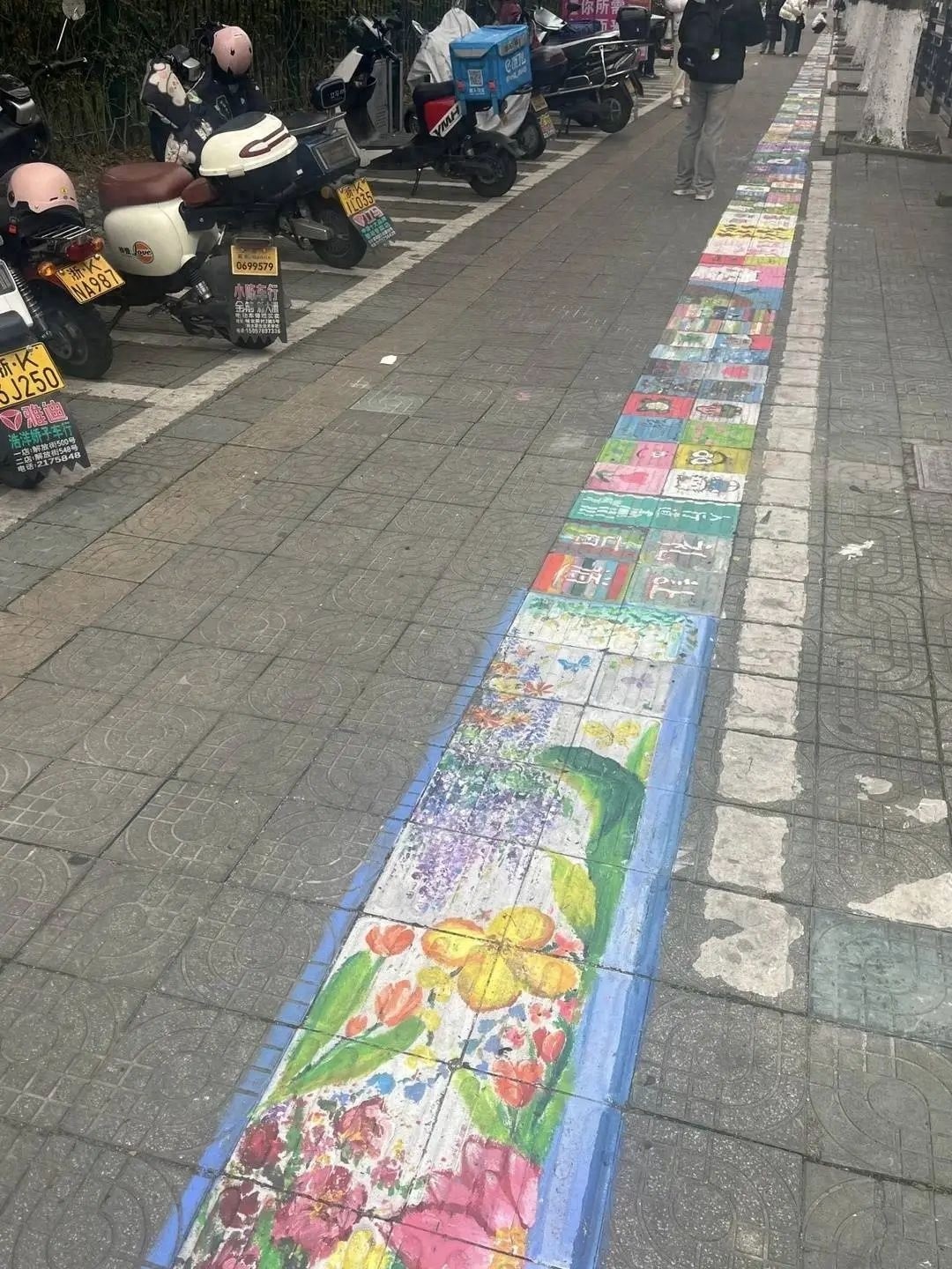 彩绘盲道：暖心创意还是隐形危险？独臂少女的善举引发全国热议