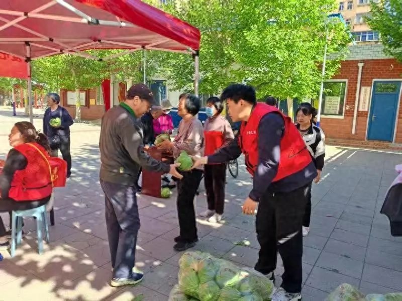敬老送温暖！长安区三大社区联手爱心企业，60岁以上老人免费领蔬菜，你家的老人领到了吗？