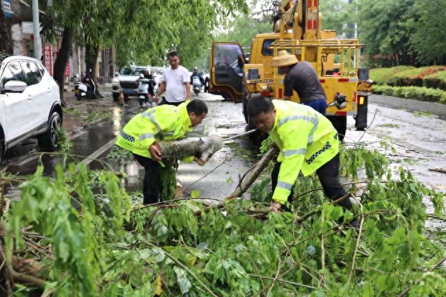 暴雨冰雹突袭儋州！民警们为何化身防汛先锋，为市民筑起安全屏障？